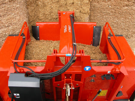 Silageentnahme- und Verteilmaschine POLYCROK mit auf Zug arbeitenden und dadurch gegen Verbiegen geschützten Zylindern