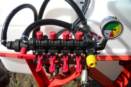 Die Fernbedienung erlaubt eine Kontrolle des Spritzvorgangs (Öffnen/Schliessen) über die gesamte Länge des Gestänges, der Teilbreiten und der Druckanpassung.