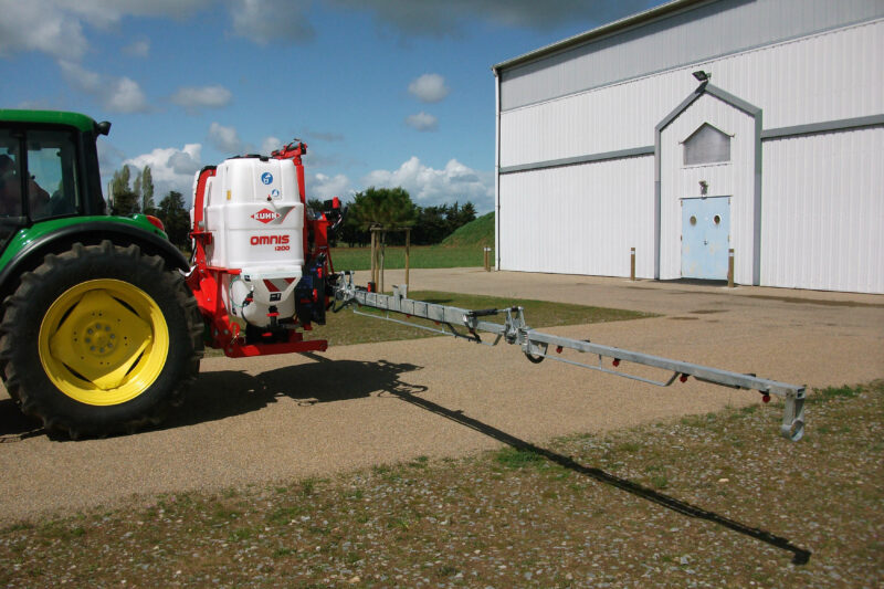 Photo du Pulvérisateur porté OMNIS vu de coté