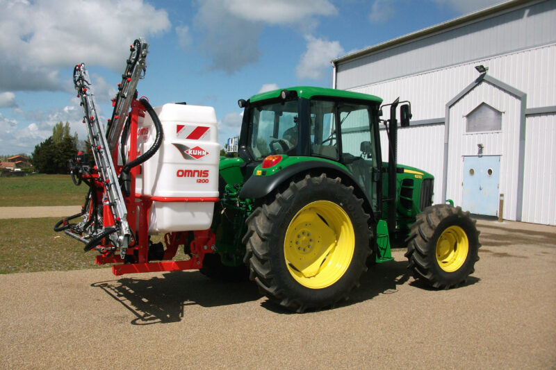 OMNIS 1200 et rampe RHX 12 vu de coté avec tracteur