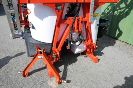 Système d'attelage automatique permettant l'attelage du pulvérisateur en moins de 3 minutes