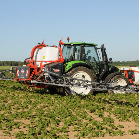 Photo de Pulvérisateurs portés Kuhn modèle ALTIS 2 avec tracteur en action