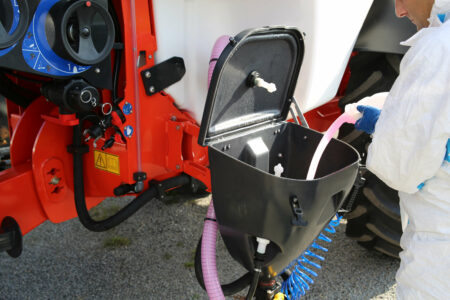 35-Liter Einspülschleuse am Parallelogramm, in die Form des Tanks integriert