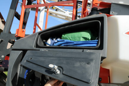 Staufach für Schutzkleidung auf der linken Maschinenseite