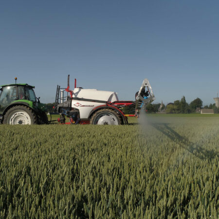 Photo de Pulvérisateurs traînés Kuhn modèle LEXIS avec tracteur en action