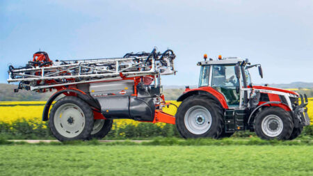 Photo de pulvérisateur traîné KUHN modèle METRIS 2 au transport