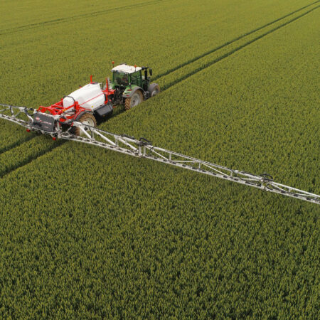 Photo de Pulvérisateurs Traînés Kuhn modèle METRIS 2 avec tracteur en action