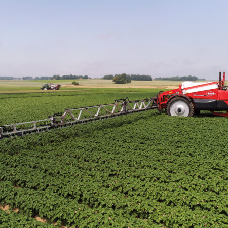 Photo de Pulvérisateurs traînés Kuhn modèle OCEANIS 2 avec tracteur en action