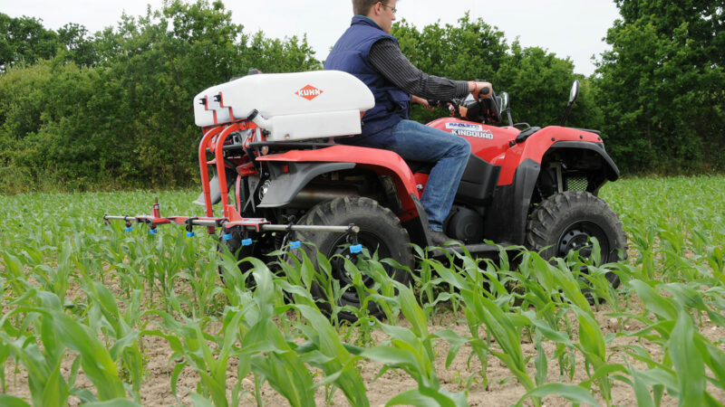 Pulvérisateur pour Quad EVOLIS au travail dans un champs de maïs