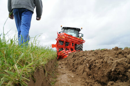 KUHN-Anbaupflug MASTER 103 für tadelloses Einarbeiten der organischen Masse.