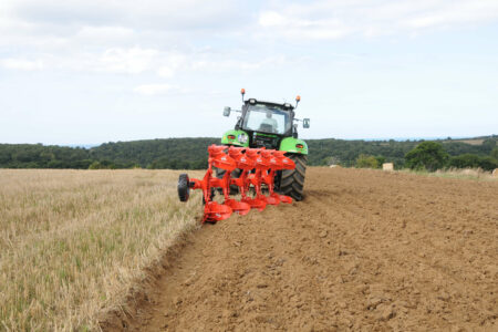 Die Anbaupflüge MASTER 103 benötigen für effiziente Pflugarbeit eine Leistung von nur 30 PS pro Pflugkörper.