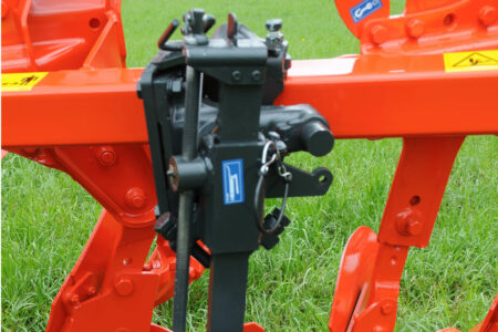 Der geringe Überstand des Pendelstützrads erlaubt ein lückenloses Auspflügen der Parzellen.