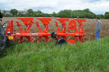 Anbaupflug MASTER 103 für einen zuverlässigen Pflugeinsatz unter allen Pflugbedingungen.