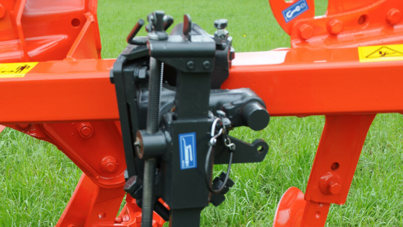 La roue de régulation pivot avec son faible débordement, permet de labourer l'intégralité de votre parcelle.