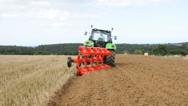 Die Anbaupflüge MASTER 103 benötigen für effiziente Pflugarbeit eine Leistung von nur 30 PS pro Pflugkörper.