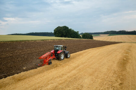 Die grossen Freiräume des MASTER 103 ermöglichen das Einarbeiten sehr grosser Mengen an Ernterückständen.