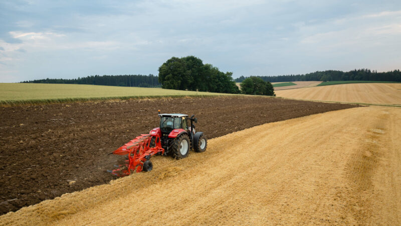 Die großen Freiräume des MASTER 103 ermöglichen das Einarbeiten sehr großer Mengen an Ernterückständen.