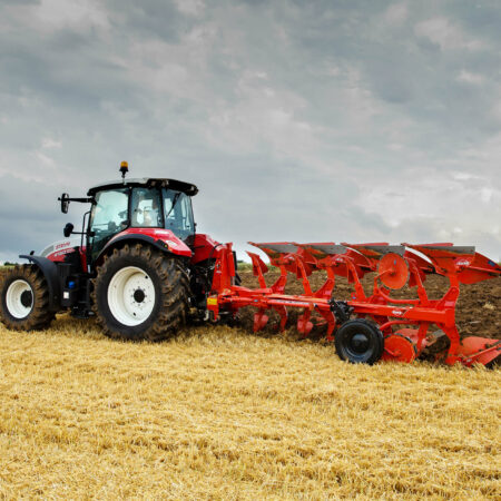 Photo de la charrue portée KUHN MASTER 113 au travail vue de côté