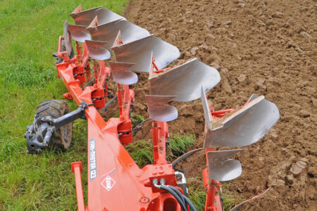 Les charrues MASTER 123 sont disponibles en dégagements entre pointes 90 ou 102 cm selon le volume de résidus à enfouir.