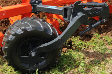 Die Einstellung des Pendelstützrades am Pflug erfolgt werkzeuglos.