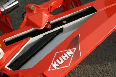 Die Pflüge VARI-MASTER 153 sind mit einem System der stufenlosen Schnittbreitenverstellung ausgerüstet