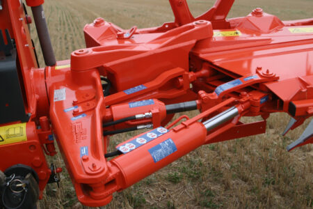 Vorderfurche und Zugpunkt werden beim Pflug MASTER 183 in einer Aktion eingestellt