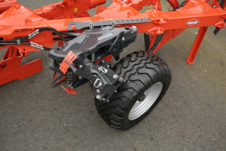 Das seitliche Stützrad des MASTER L ist dicht am Rahmen angebaut und hat dadurch einen geringen Überstand.