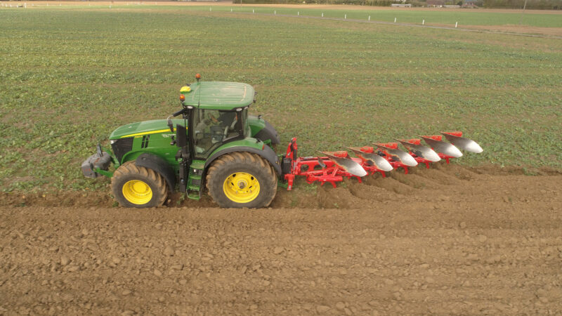 Les réglages hydrauliques depuis la cabine assurent une adaptation immédiate aux conditions de travail