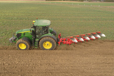 Hydraulische Einstellungen aus der Kabine erlauben eine sofortige Anpassung an wechselnde Bedingungen.