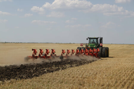 La charrue semi-portée chariot CHALLENGER en version hors-raie