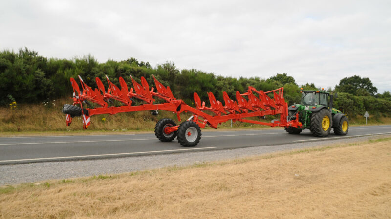 Photo de la charrue semi-portée CHALLENGER au transport