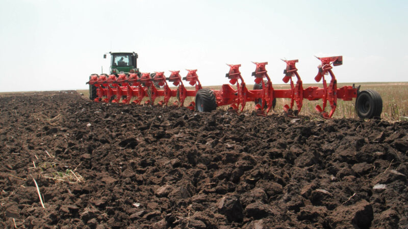 Photo de la charrue semi-portée CHALLENGER au travail