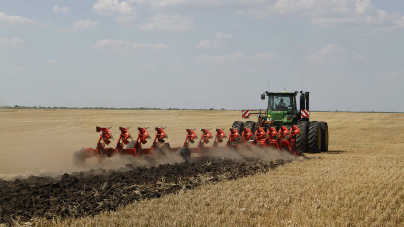 Photo de la charrue semi-portée chariot CHALLENGER en version hors-raie