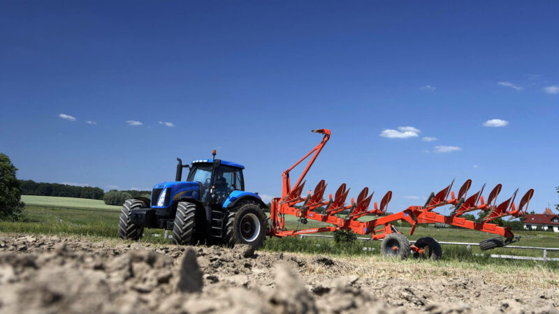 Photo de eemi-tour en fourrière de la charrue semi-portée KUHN CHALLENGER