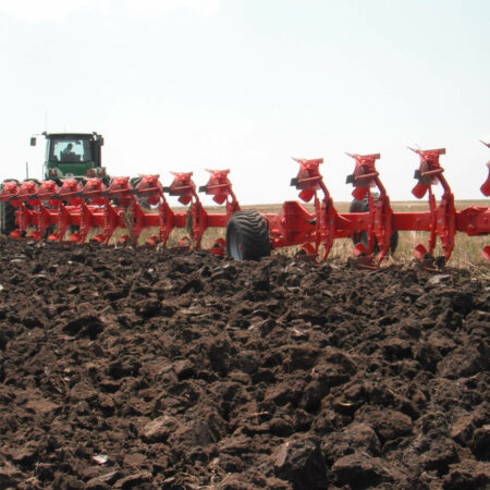 Photo vue côté arrière de la charrue semi-portée KUHN CHALLENGER au labour