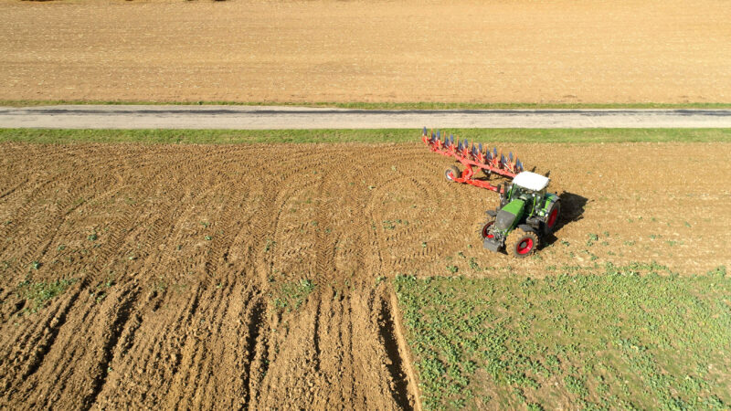 Photo aérienne du demi-tour en fourrière de la charrue semi-portée monoroue VARI-LEADER