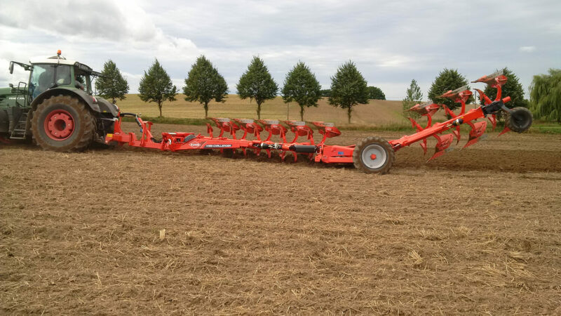 Le relevage des corps arrière assure une adaptation parfaite aux conditions de travail