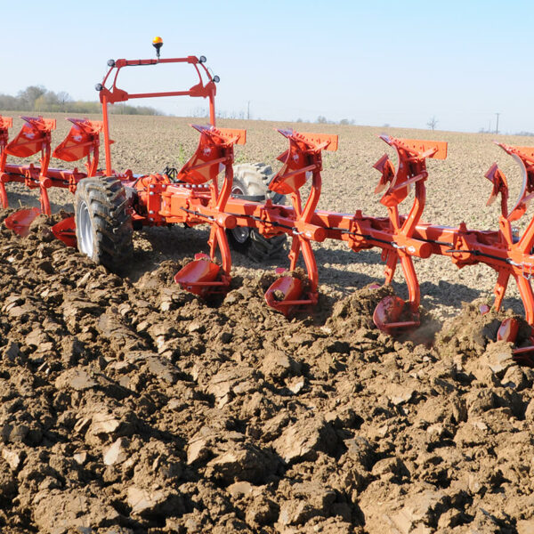 VARI CHALLENGER Ploughing working