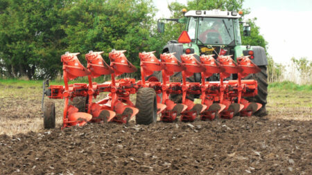Vue de l'articulation hydraulique de bâti de la charrue VARI-MANAGER