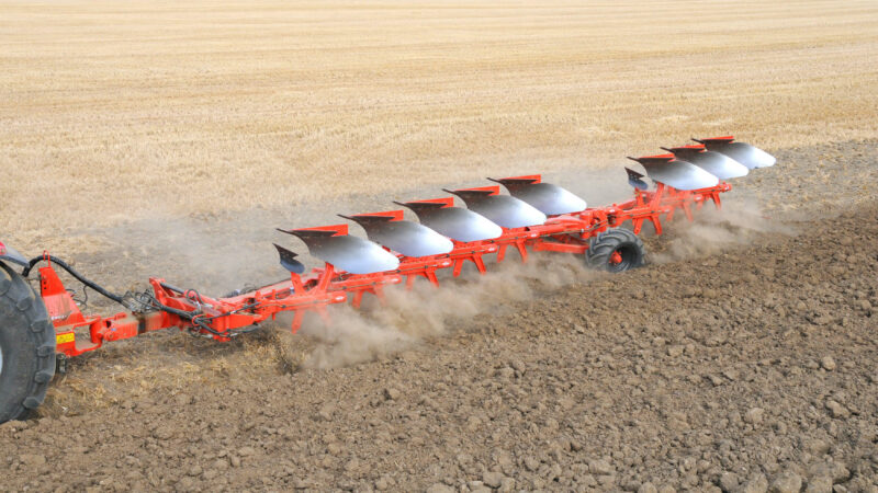 Photo vue arrière  des corps de labour de la charrue agricole VARI-MANAGER au travail