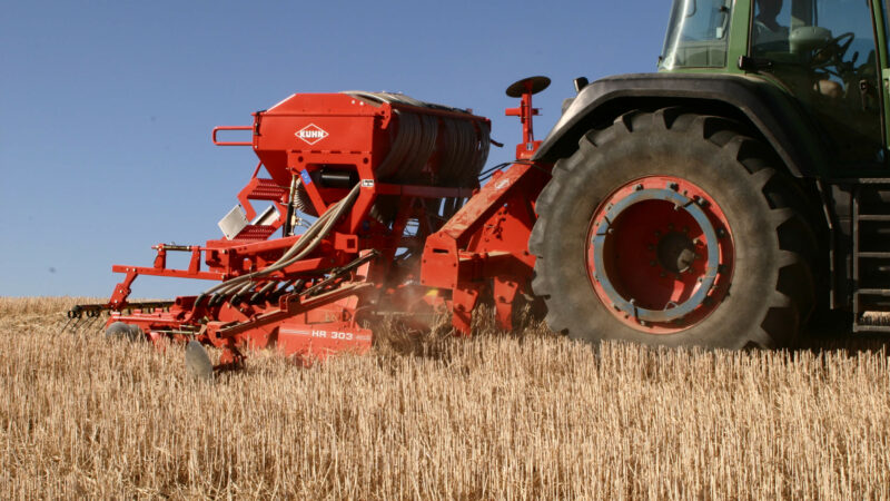 Ansicht eines Vorlockerers DC beim kombinierten Einsatz mit einer Drillmaschine und einer Kreiselegge