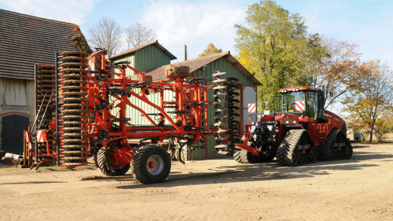 Die Einstellung der Arbeitstiefe erfolgt direkt aus der Traktorkabine.