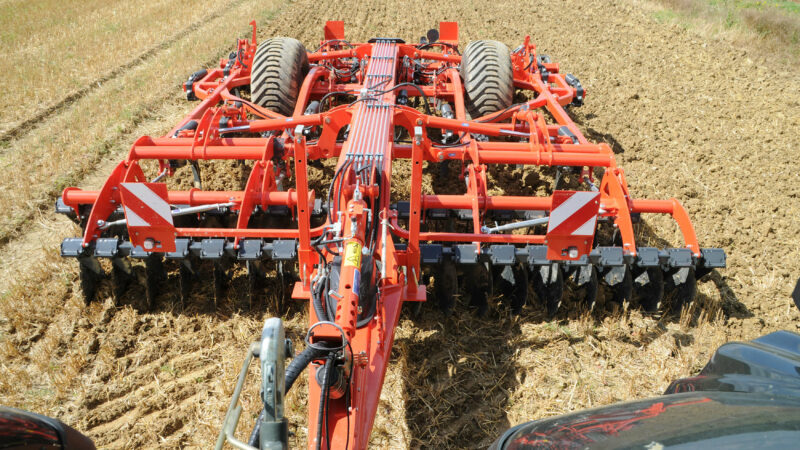 Mit dem PERFORMER: Gleichmäßige Einebnung und Rückverfestigung der gesamten bearbeiteten Fläche