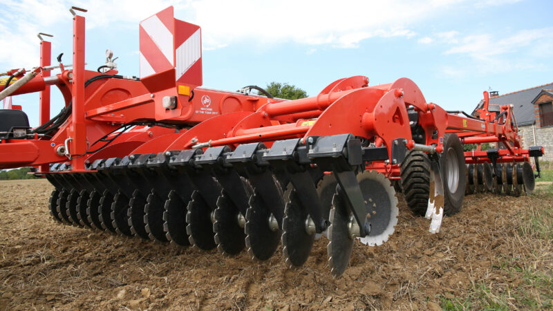 Stoppelumbruch mit einem PERFORMER 5000 mit V-Linerwalze