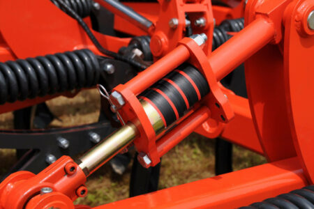 Photo gros plan du réglage centralisé par manivelles de la profondeur de travail des CULTIMER