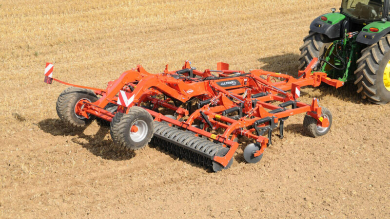 Photo vue de côté du CULTIMER L 5000 réalisant un mélange intensif terre / paille