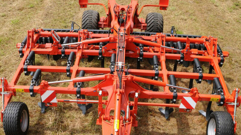 Photo du CULTIMER L attelé sur bras de relevage pour faciliter les manœuvres