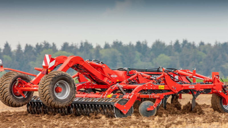 Photo du CULTIMER L 4000 équipé du rouleau HD-Liner doté d'une forte capacité de rappui