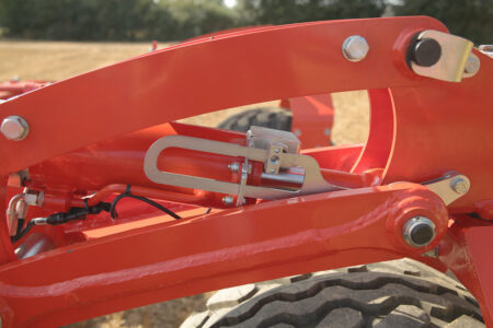 Photo gros plan de l'assistance hydraulique des déchaumeurs OPTIMER L 9000-12000