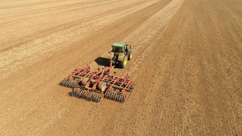 Vue aérienne du déchaumeur OPTIMER L au travail